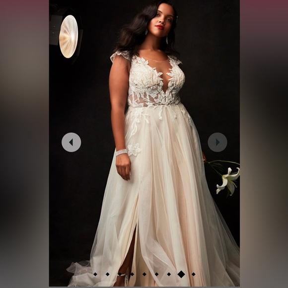 David’s Bridal Wedding Dress💍Plus Size 24W! Plunge Lace dress-Ivory/Blush Color - Picture 3 of 10